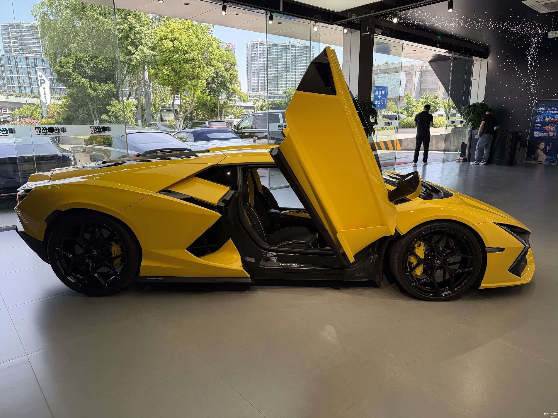 Lamborghini Revuelto, 2025 3