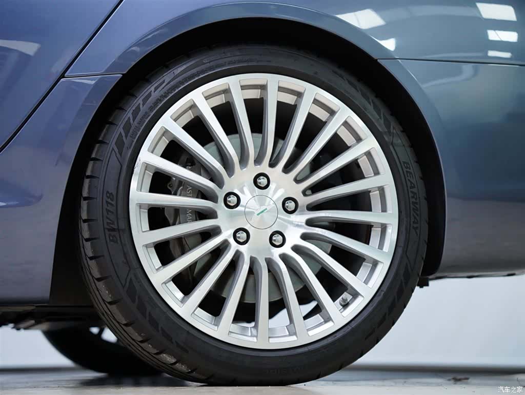 Aston Martin Rapide, 2011 19