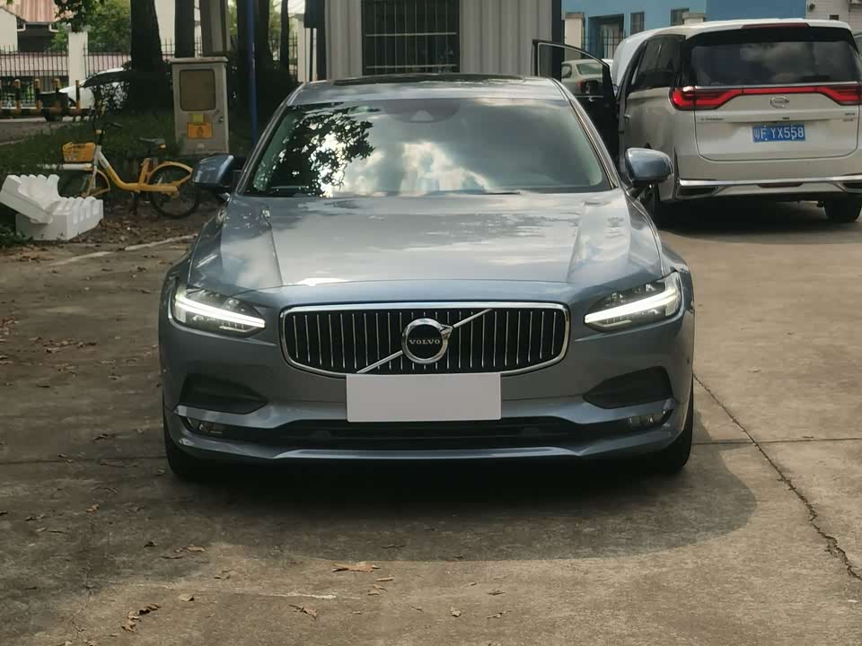 Volvo S90