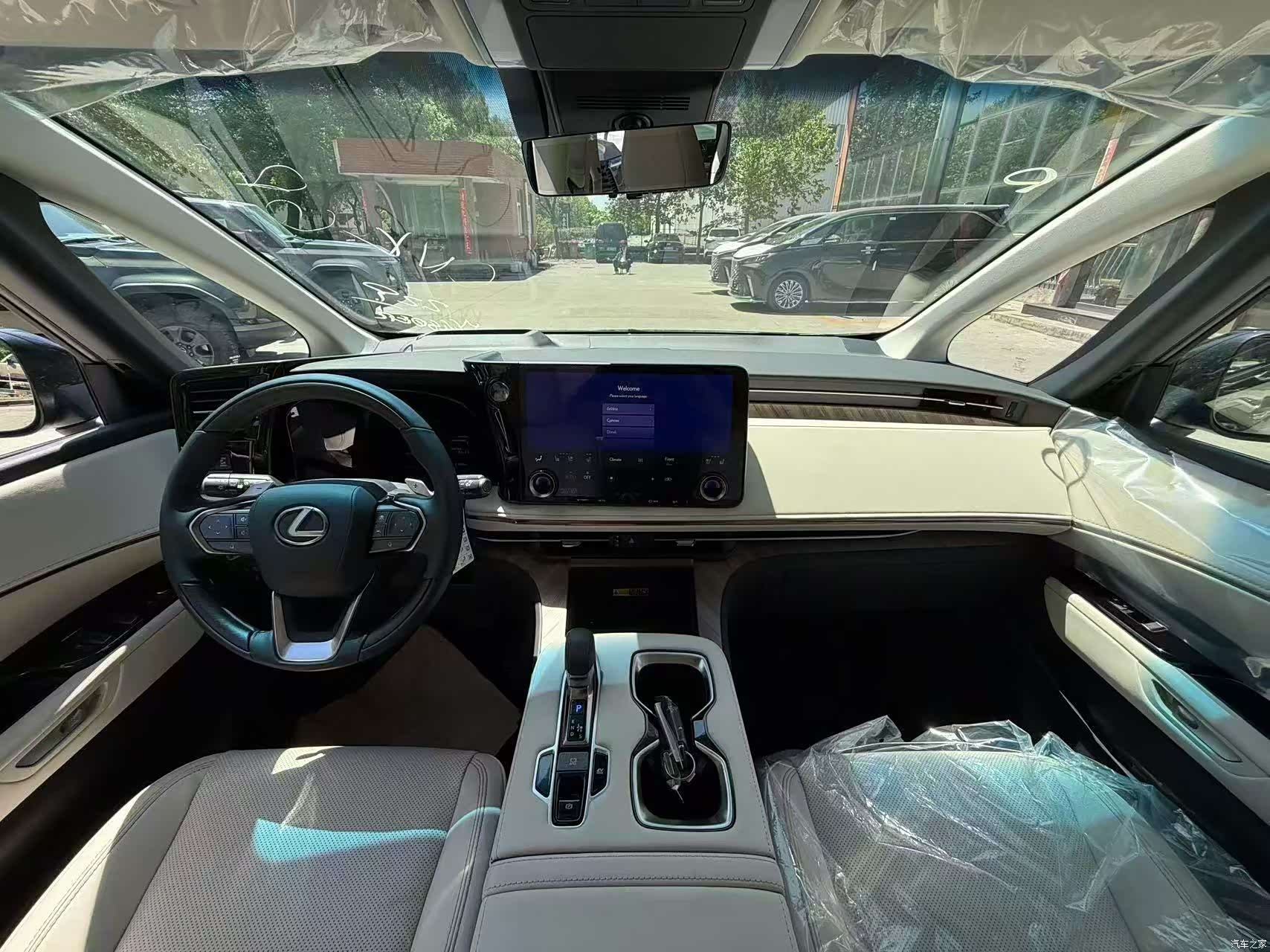 Lexus LM, 2025 9