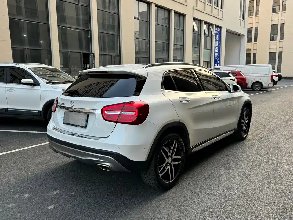 Mercedes-Benz GLA Mercedes-Benz GLA
