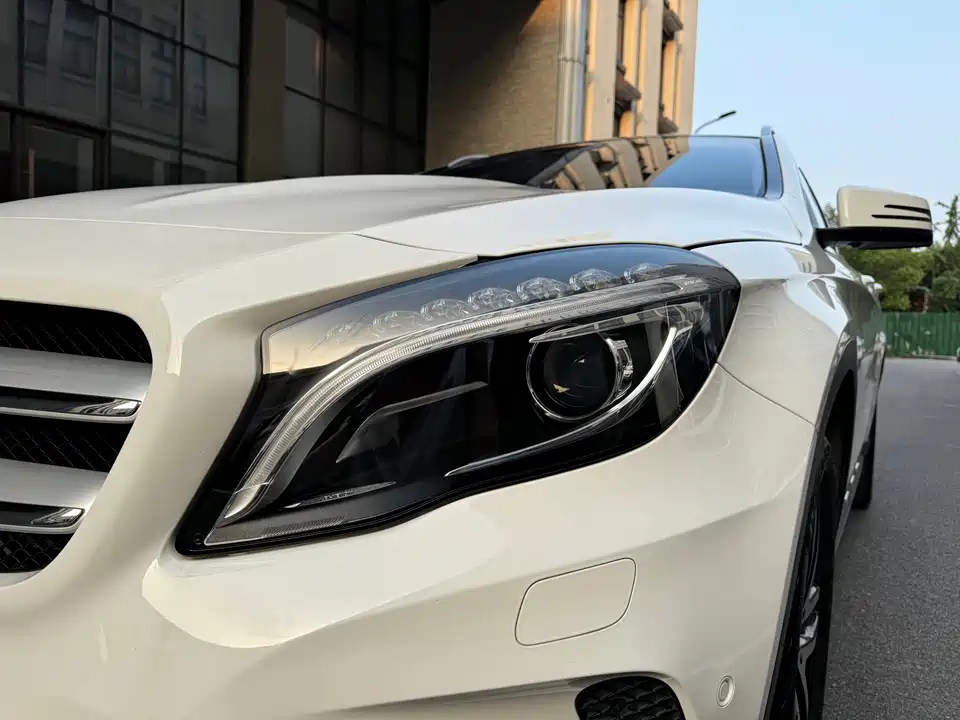 Mercedes-Benz GLA Mercedes-Benz GLA