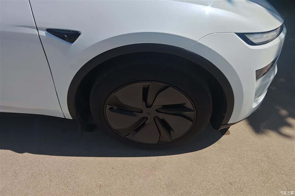 Tesla Model Y, 2025 6