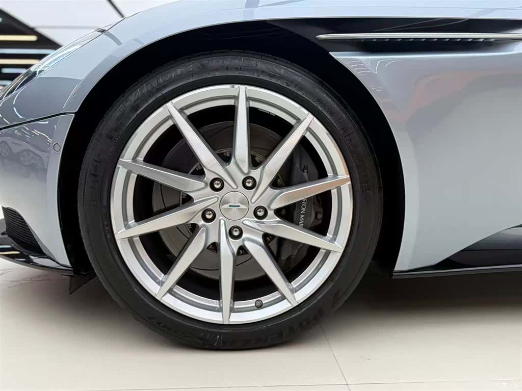 Aston Martin DB11, 2021 12