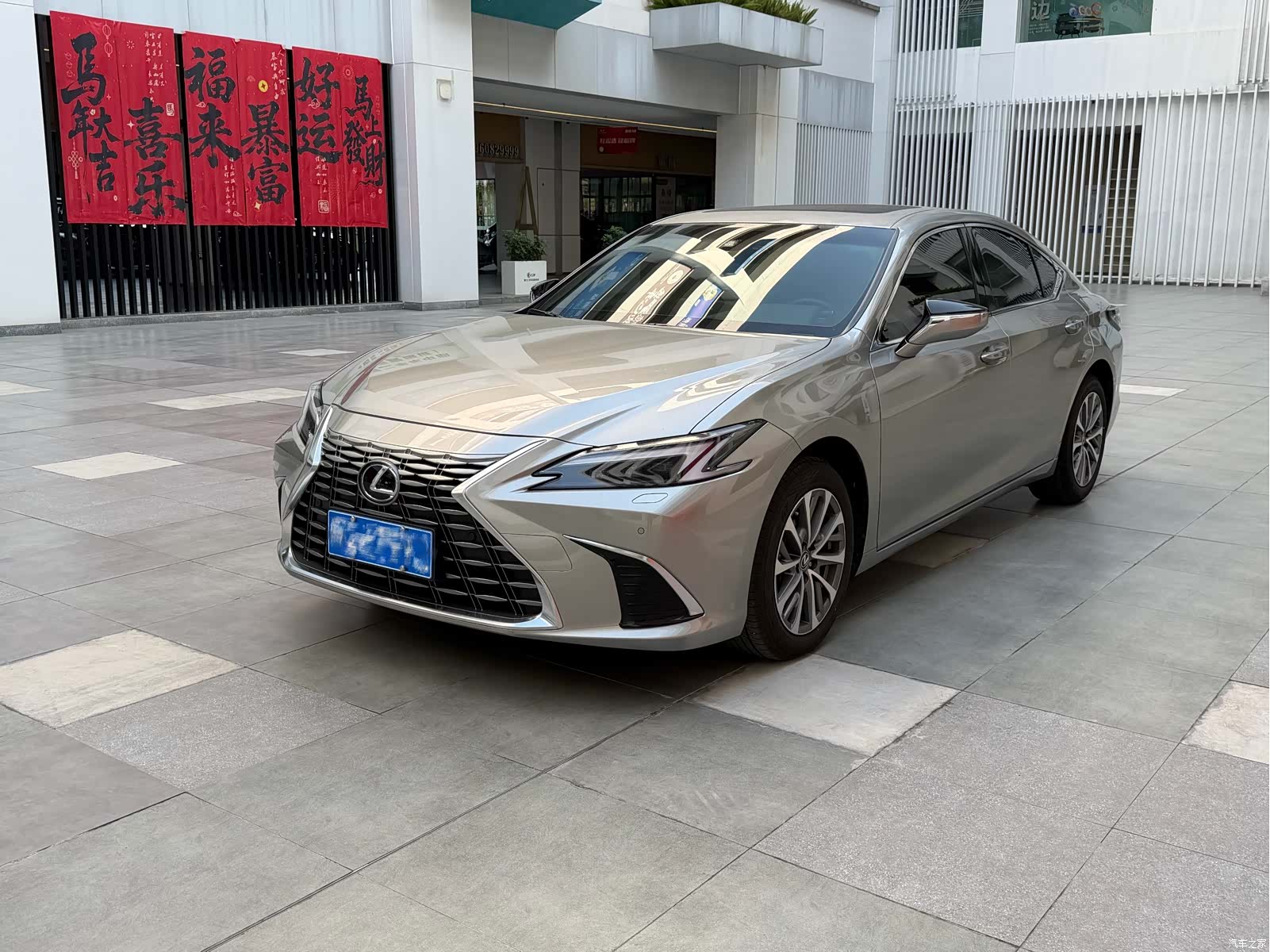 Lexus ES, 2025 1