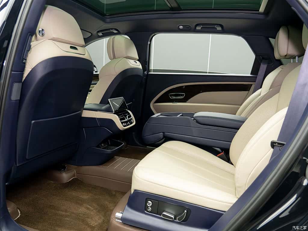 Bentley Bentayga, 2024 10