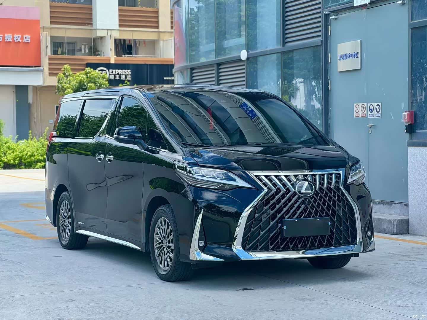 Lexus LM, 2023 3