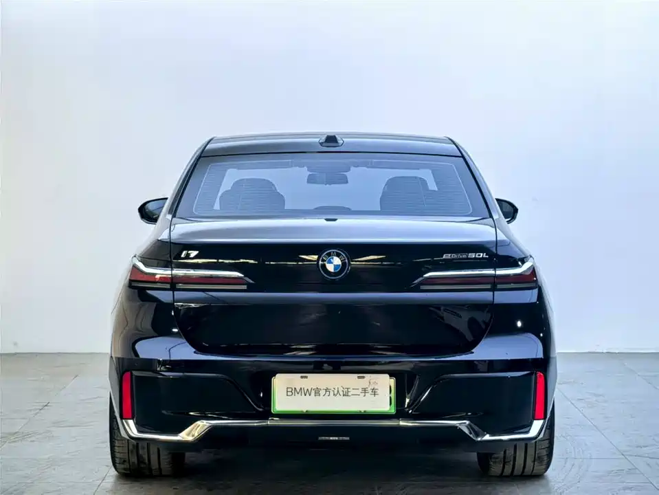 BMW i7