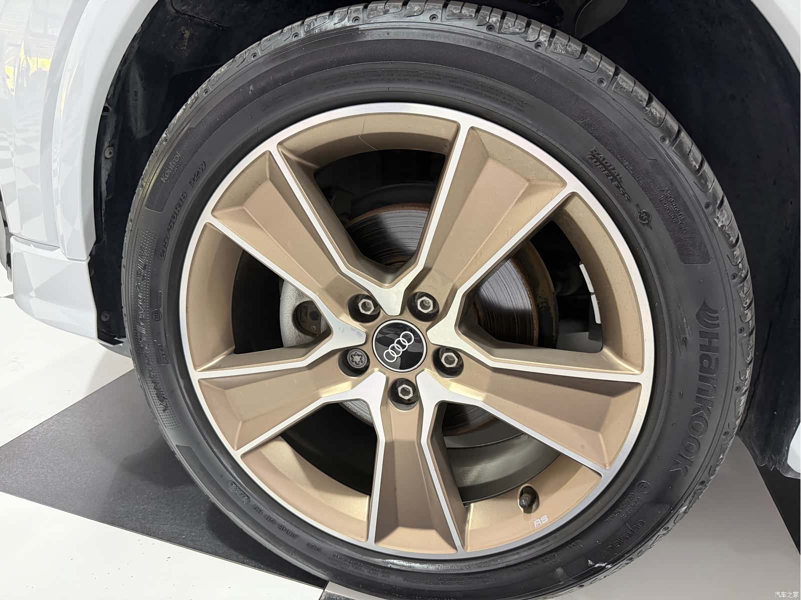 Audi Q2L, 2023 10