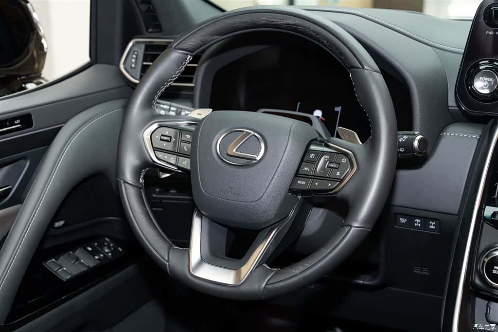 Lexus LX, 2025 12