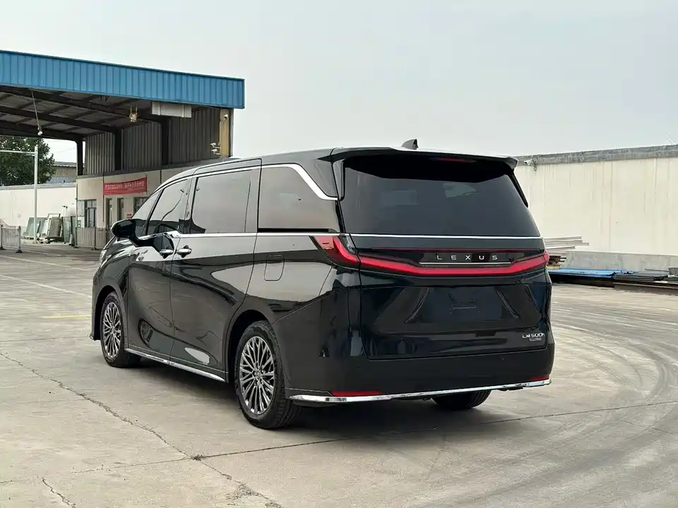 Lexus LM