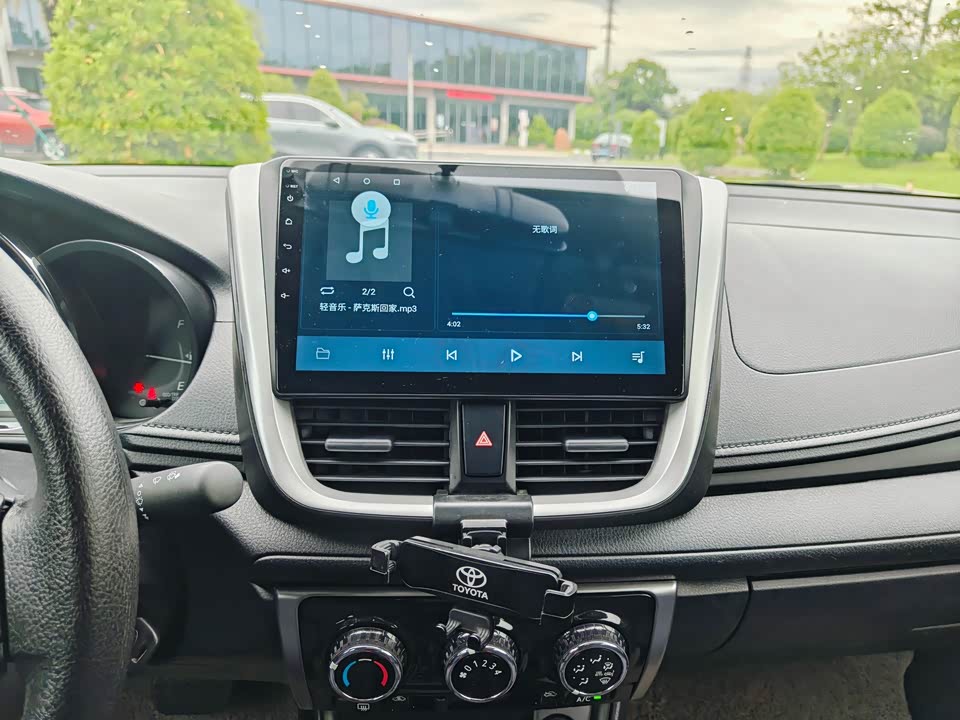 Toyota YARiS L to enjoy