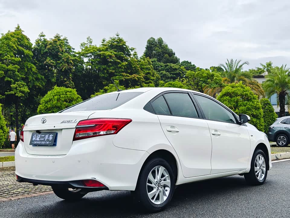 Toyota YARiS L to enjoy