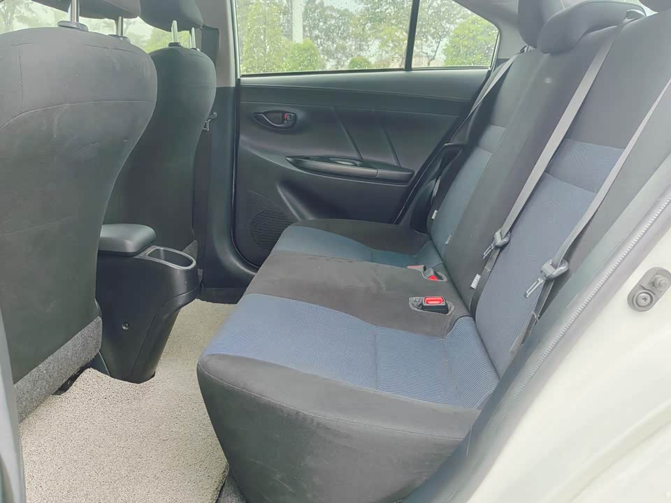 Toyota YARiS L to enjoy