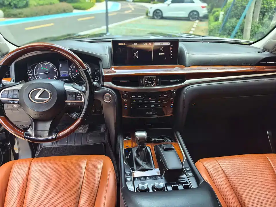 Lexus LX