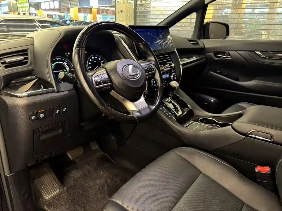 Lexus LM
