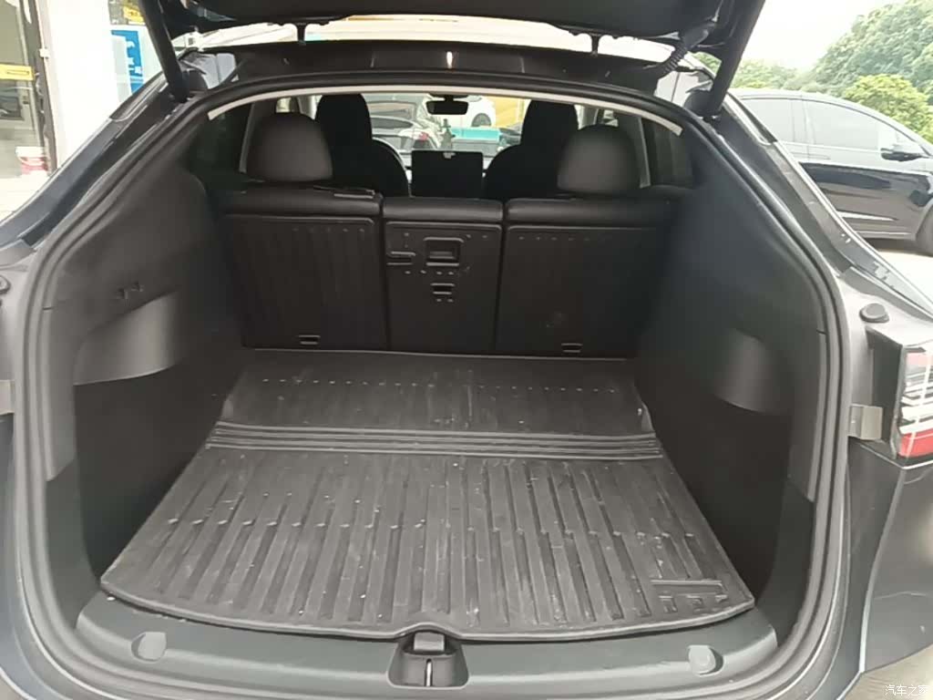 Tesla Model Y, 2024 19