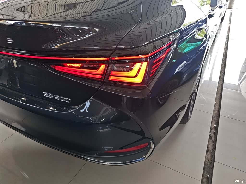 Lexus ES, 2026 8