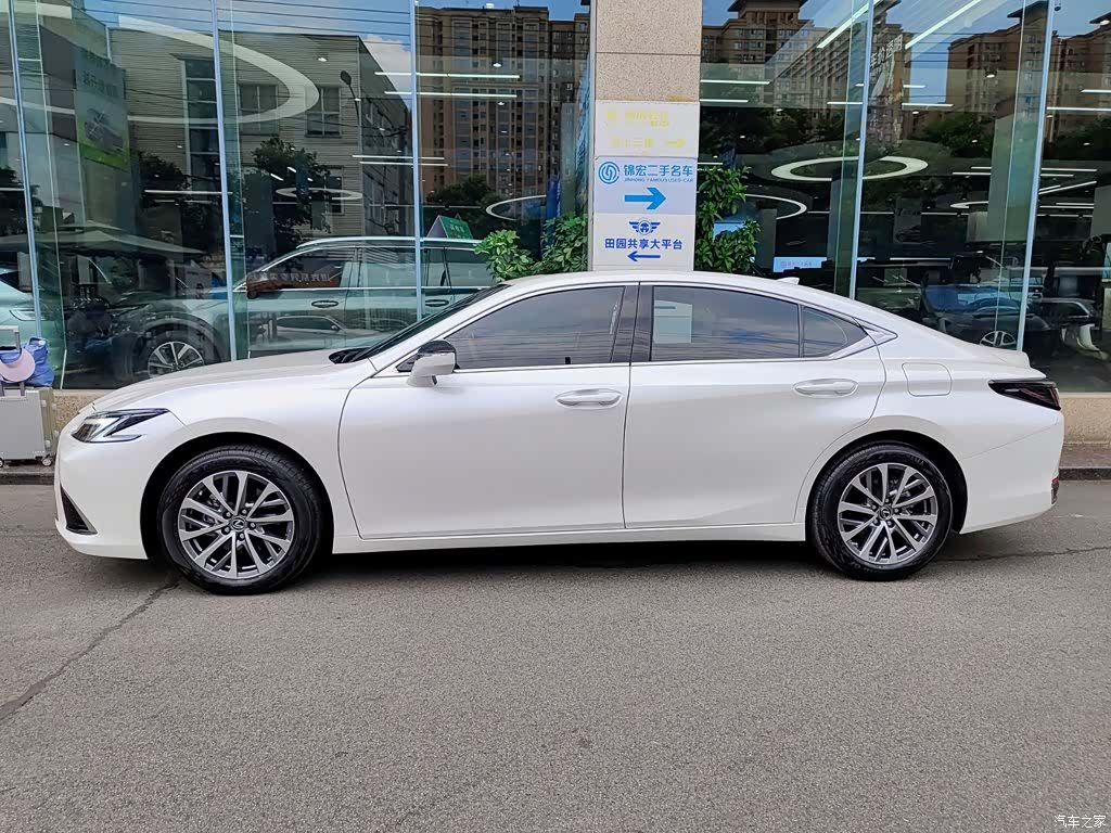 Lexus ES, 2025 3