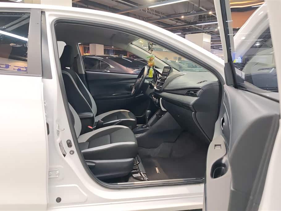 Toyota YARiS L to enjoy