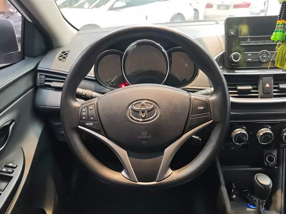 Toyota YARiS L to enjoy