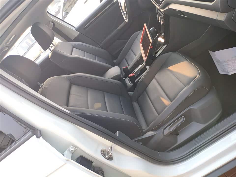 Volkswagen T-ROC exploring Songs