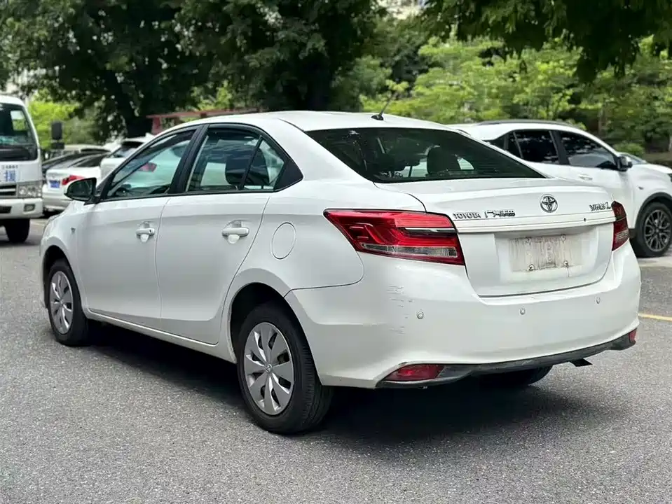 Toyota YARiS L to enjoy