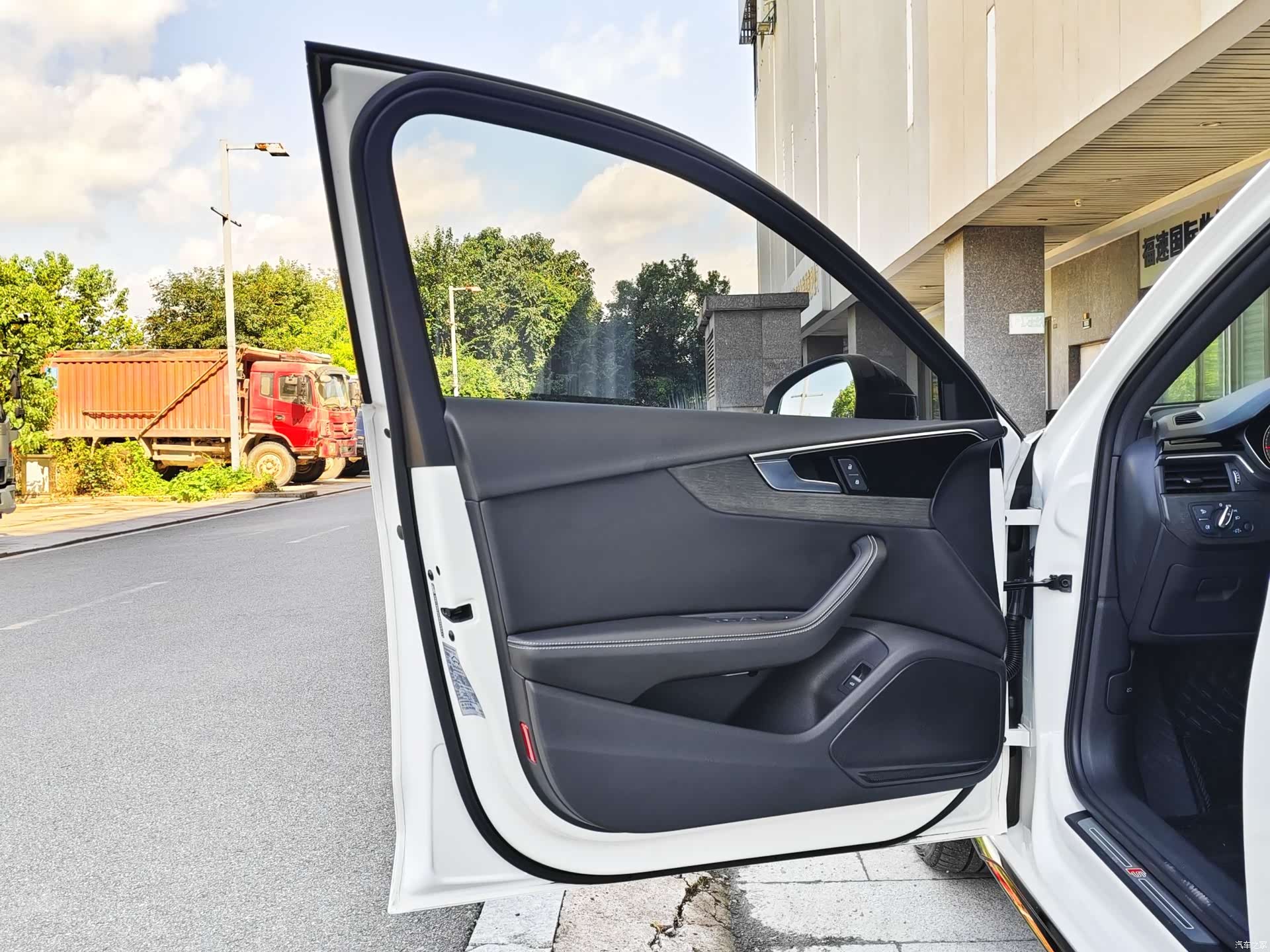 Audi A4L, 2023 все фото