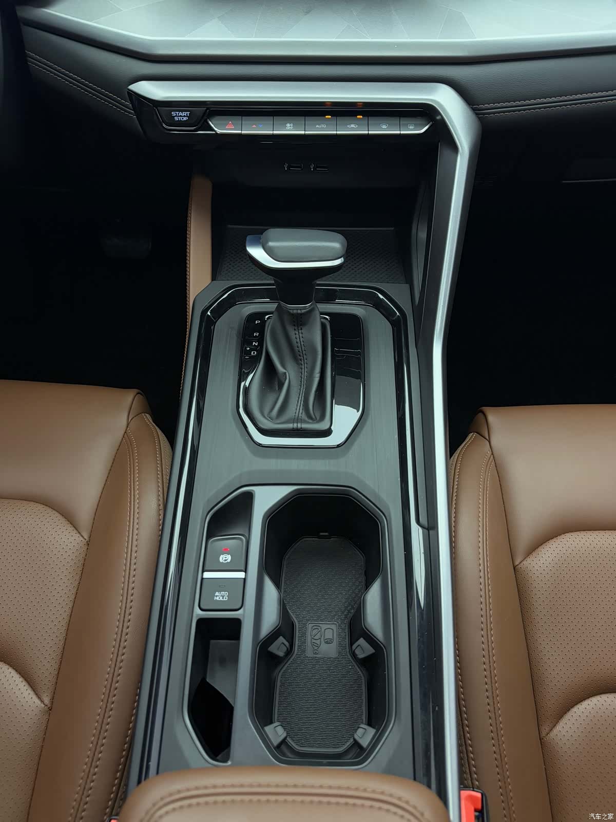 Geely X6, 2022 13
