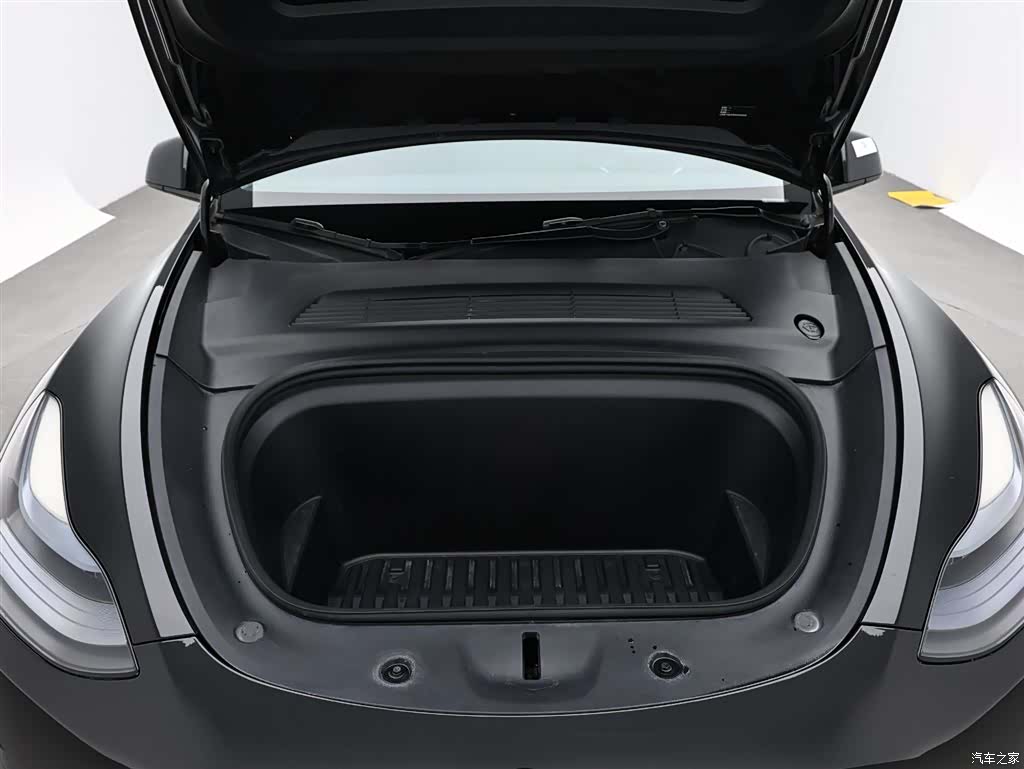 Tesla Model Y, 2023 17