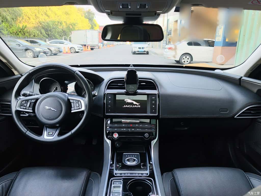 Jaguar XE, 2016 14