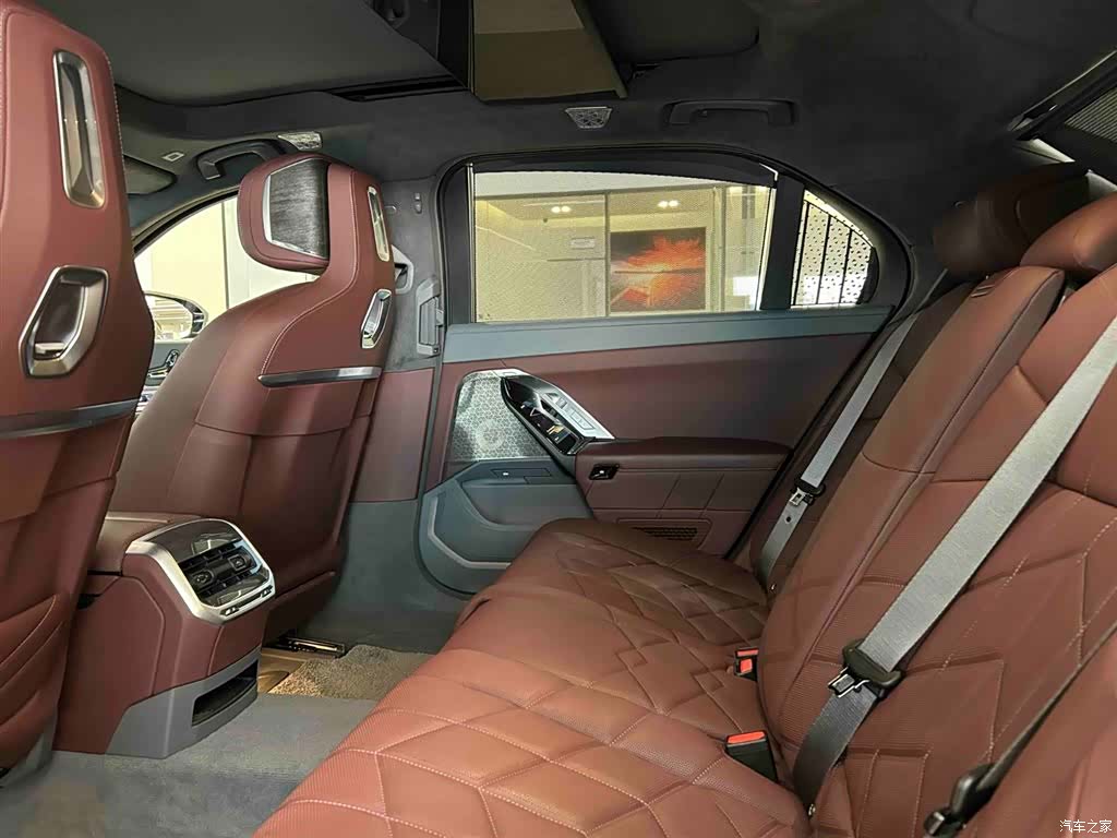 BMW i7, 2024 14