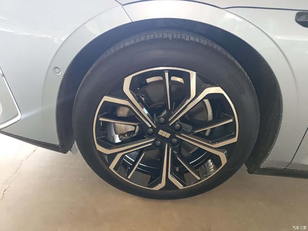 Geely E8, 2025 23