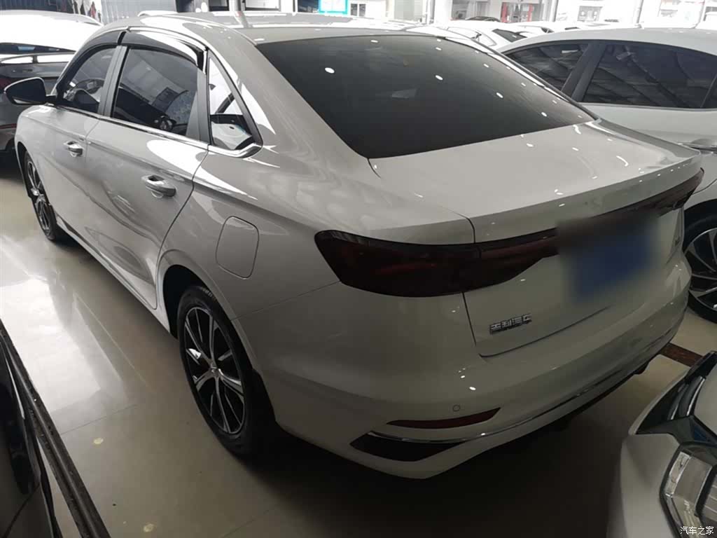 Geely Emgrand, 2022 все фото