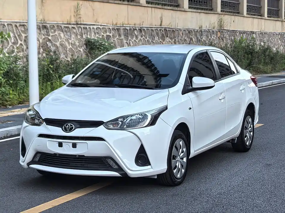 Toyota YARiS L to enjoy