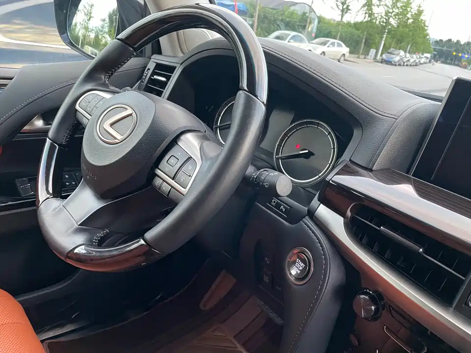 Lexus LX