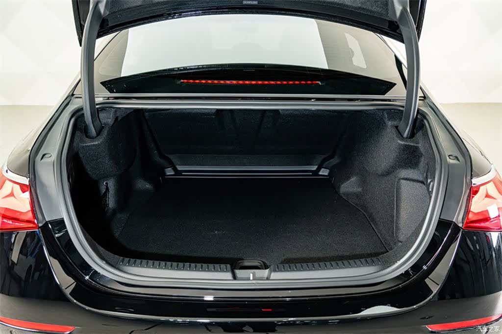 Mercedes-Benz E-Class, 2025 23