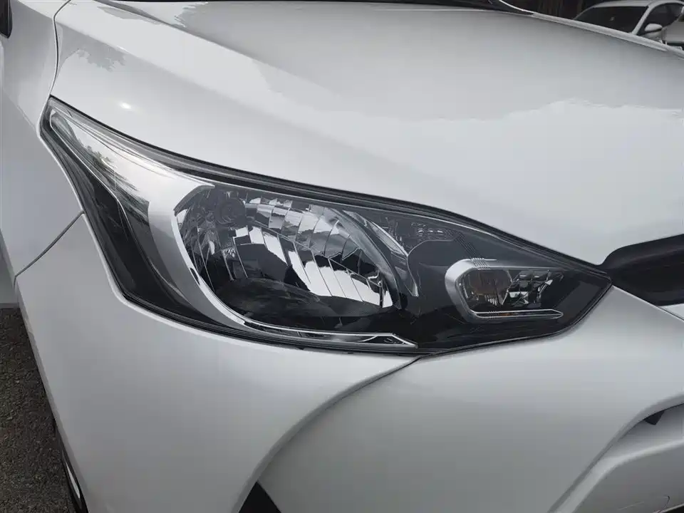 Toyota YARiS L to enjoy