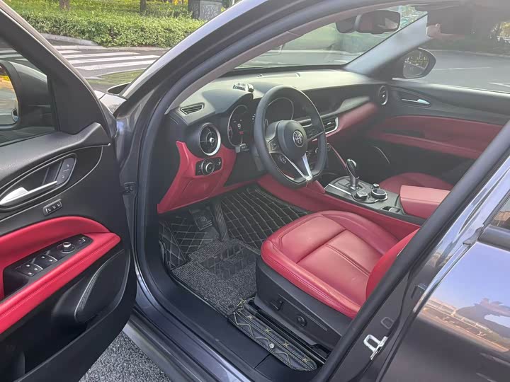 Alfa Romeo Stelvio 2017 2.0T 200HP jing ying ban