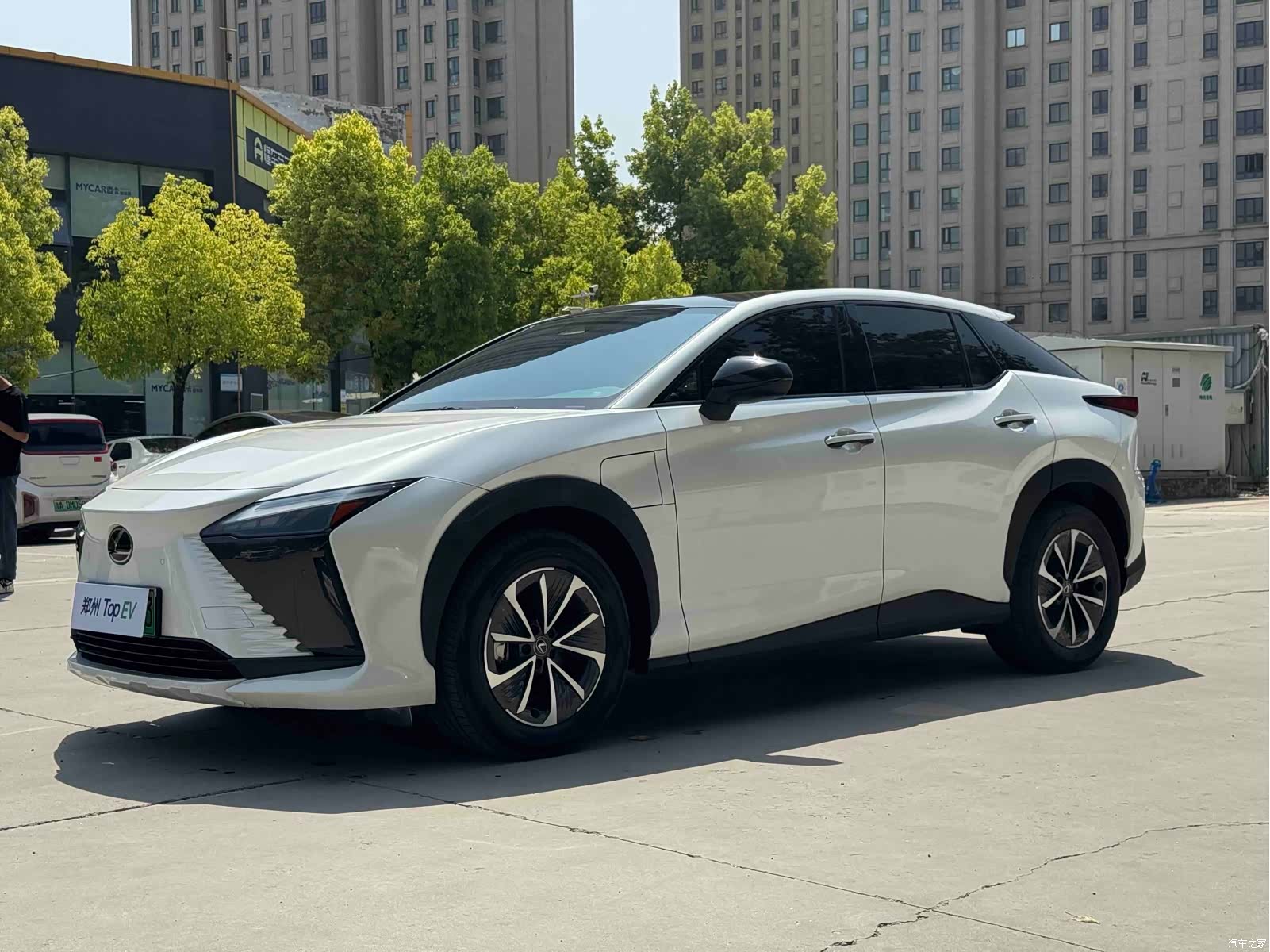 Lexus RZ, 2023 1