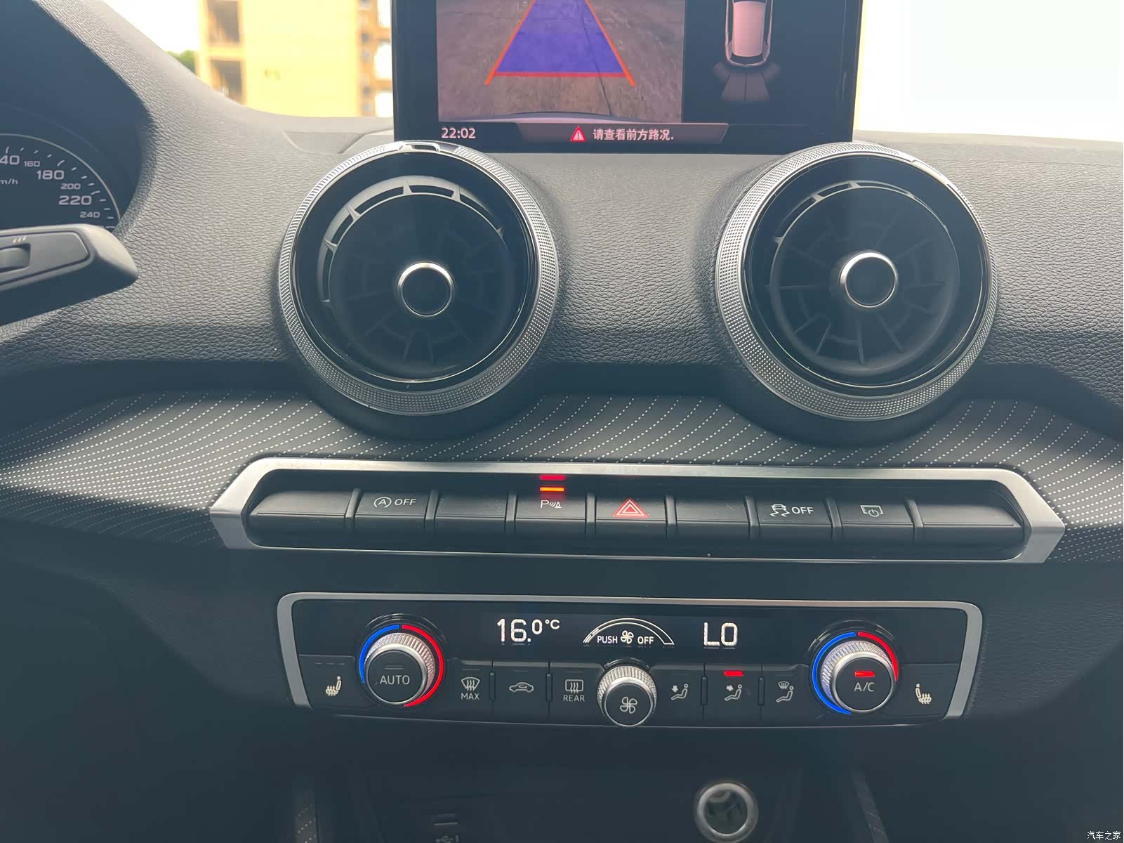 Audi Q2L, 2022 8