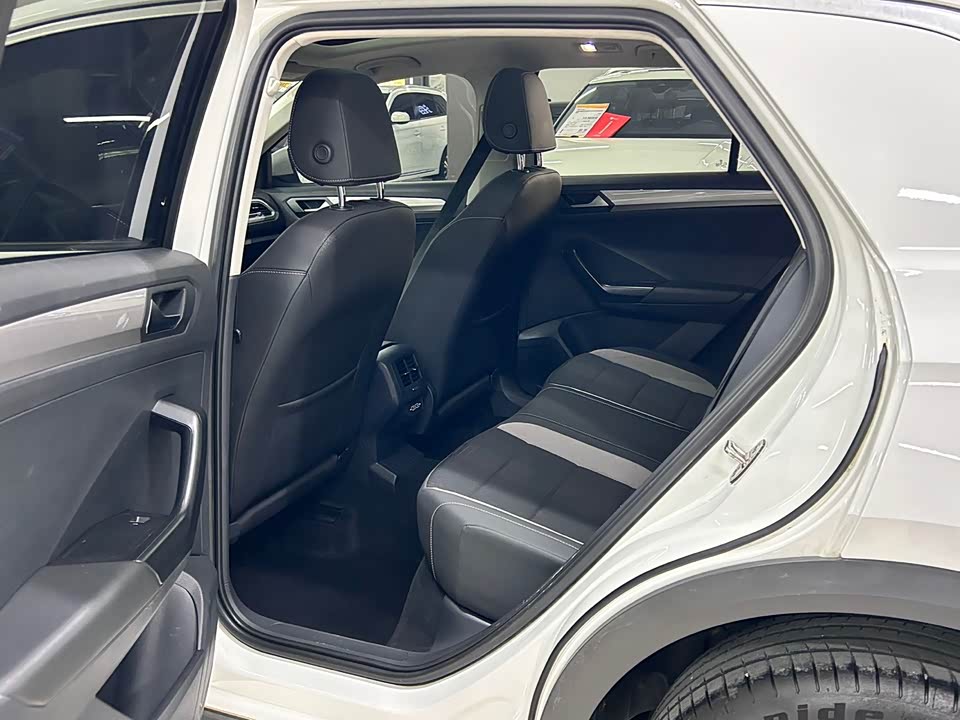 Volkswagen T-ROC exploring Songs