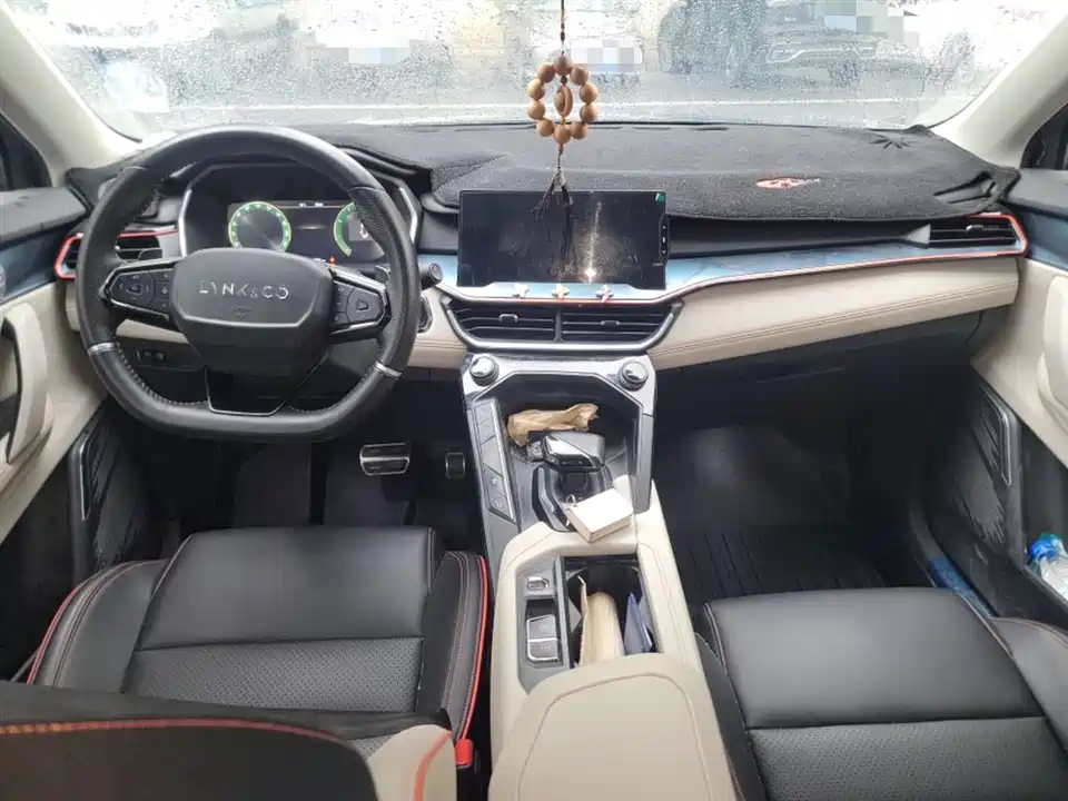 Lynk & Co 06