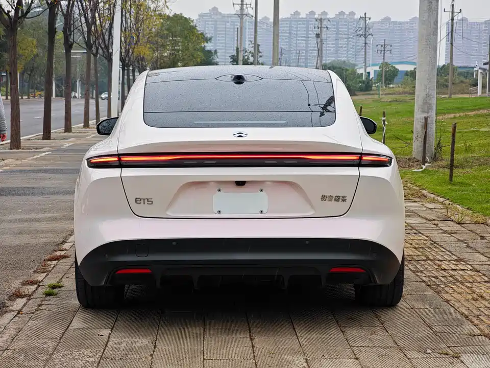 NIO ET5