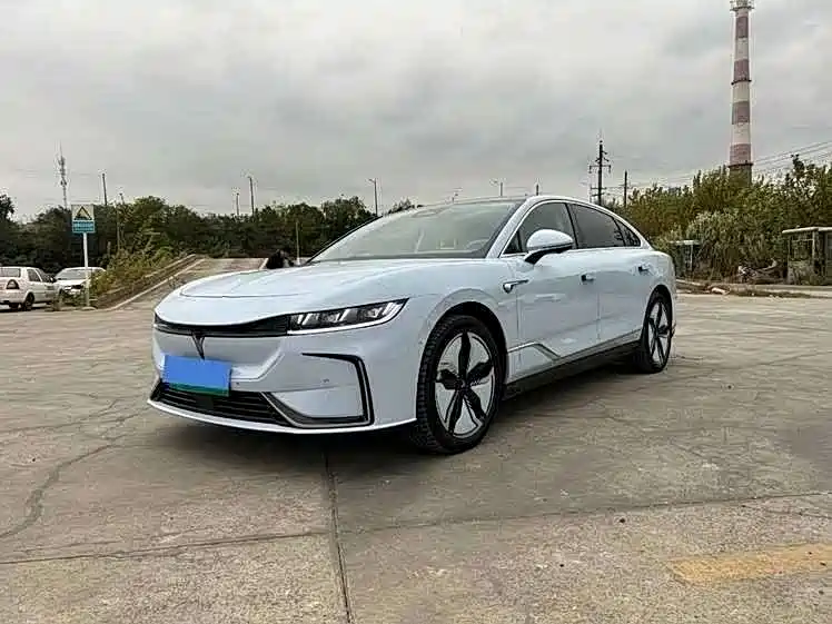 VOYAH Lantu chasing light