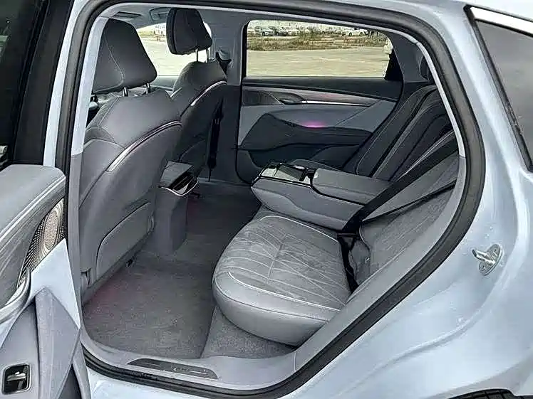 VOYAH Lantu chasing light