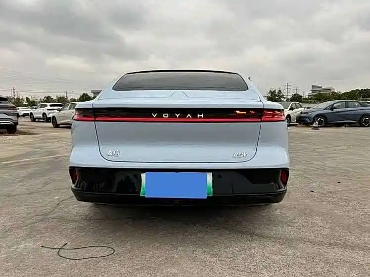 VOYAH Lantu chasing light