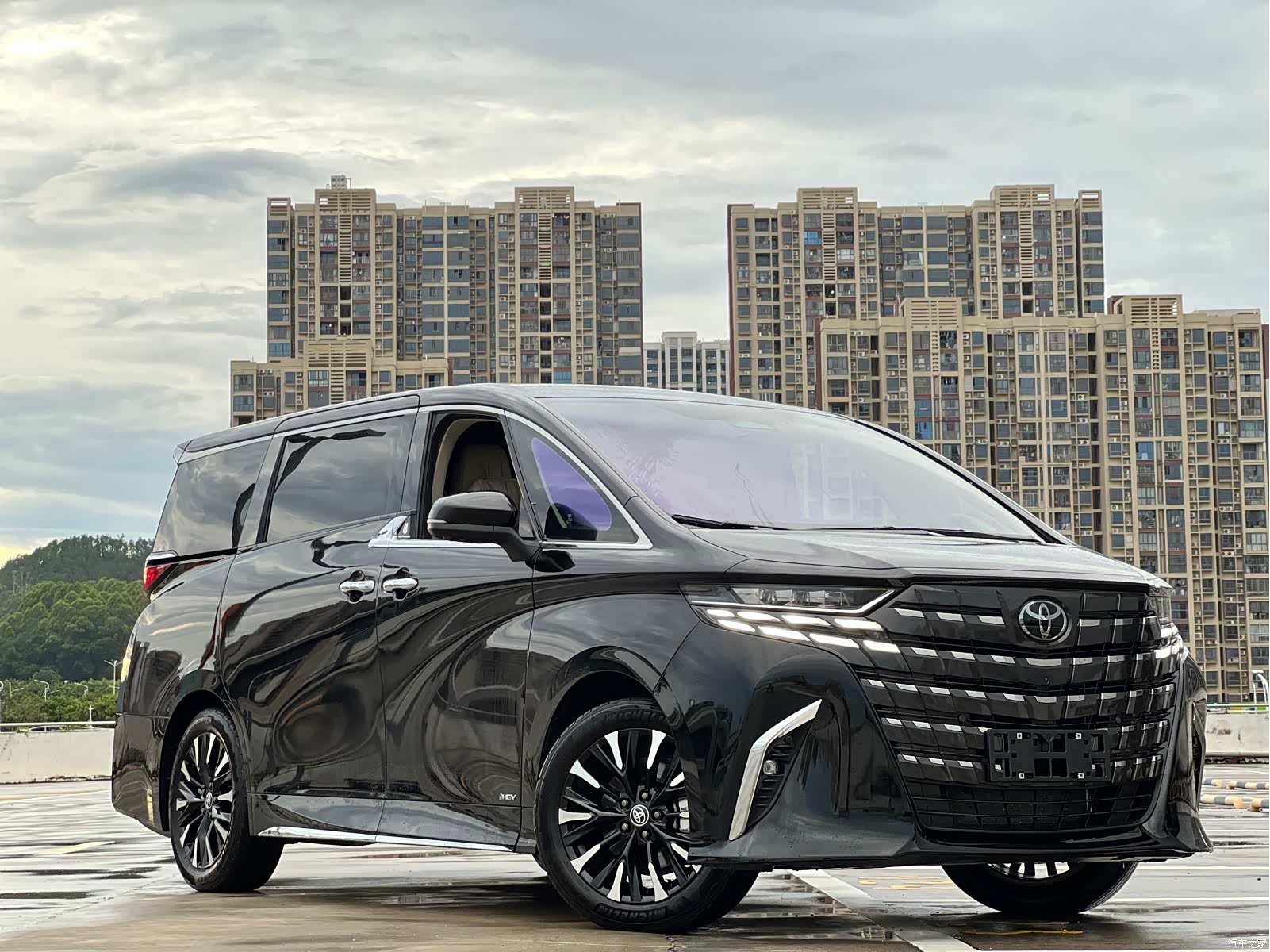 Toyota Alphard, 2024 3