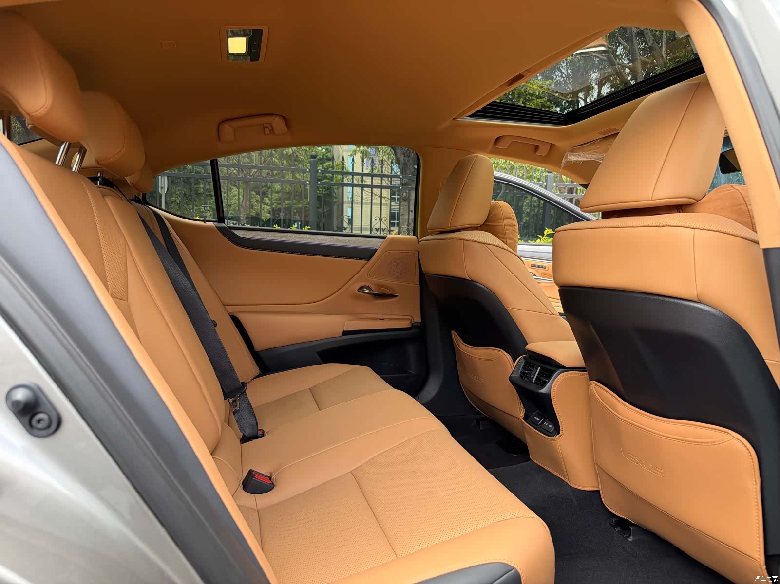 Lexus ES, 2025 10