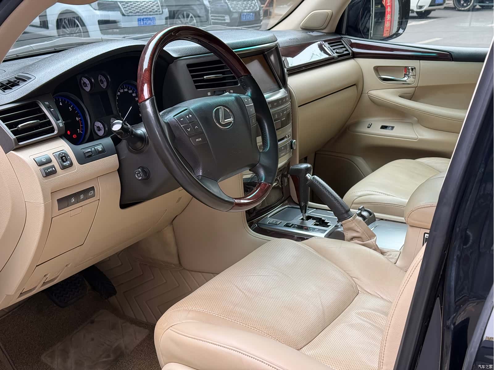 Lexus LX, 2010 7